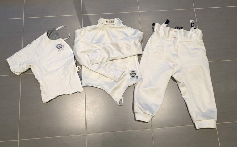 Veste, sous-cuirasse et pantalon d'escrime à nettoyer