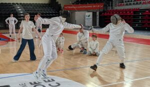 Assaut d'épée pendant la compétition de la fête de fin de saison 2026 du CEVA