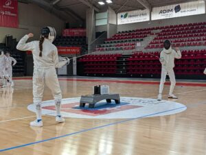 Assaut d'épée pendant la compétition de la fête de fin de saison 2026 du CEVA