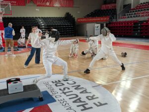 Assaut d'épée pendant la compétition de la fête de fin de saison 2026 du CEVA